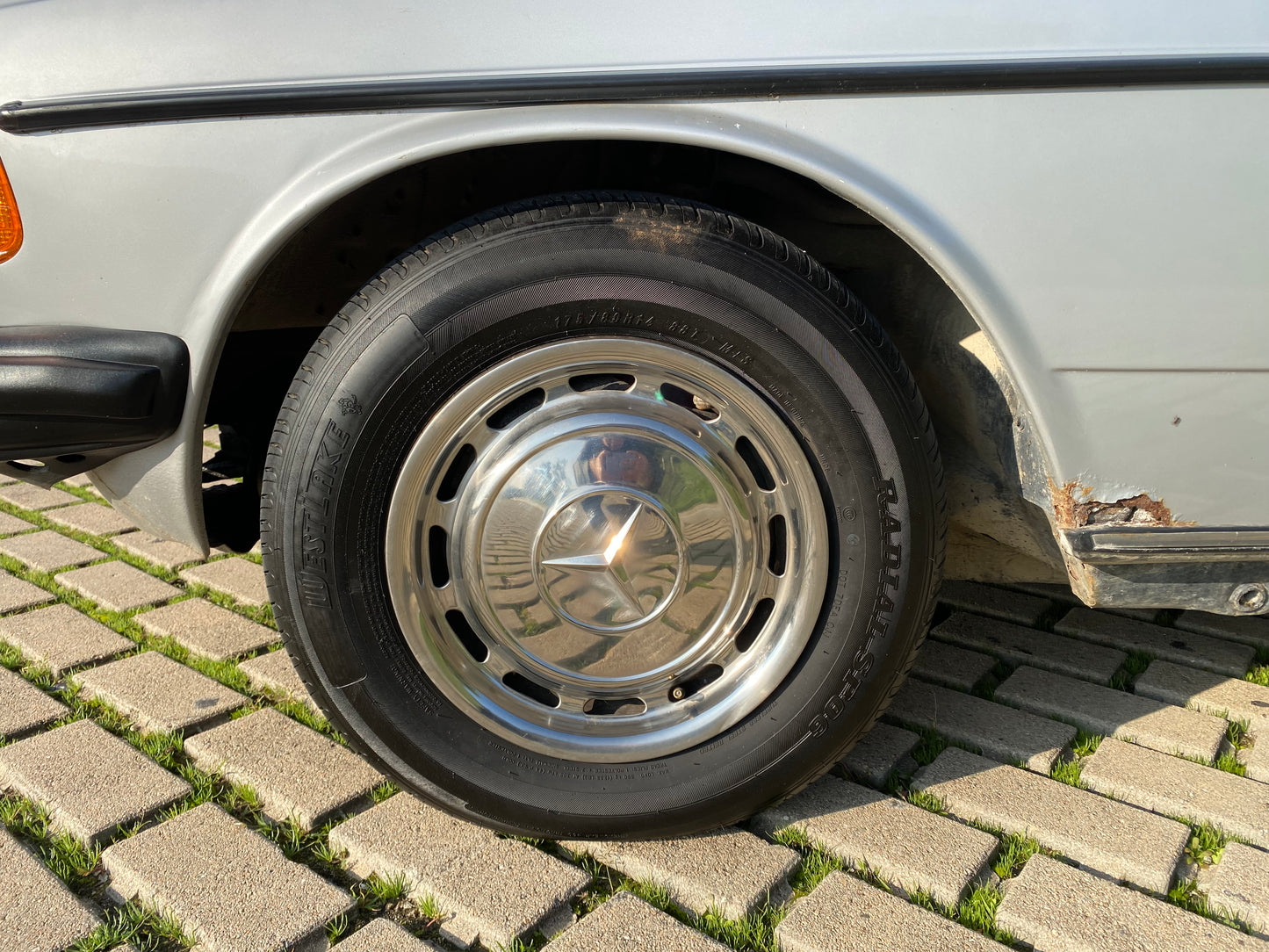1981 Mercedes-Benz 300D (W123)